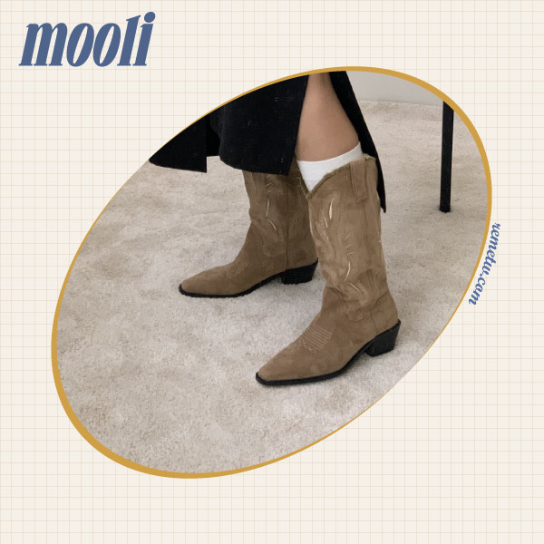 女生牛仔靴品牌推薦：mooli 麂皮牛仔毛邊刺繡尖頭粗跟中筒靴西部靴 NT$1,290